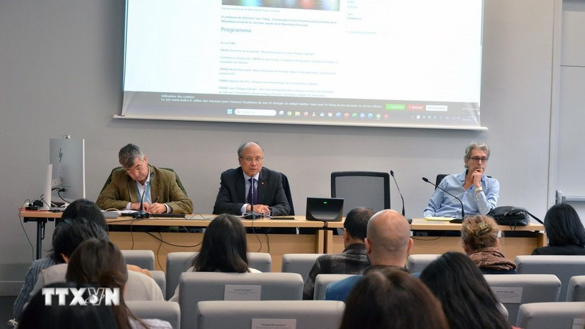 L'ambassadeur du Vietnam en France, Dinh Toàn Thang (au centre) lors de l'événement. Photo : VNA
