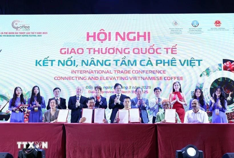 La conférence est marquée par la signature de 18 accords de coopération entre des entreprises vietnamiennes et des partenaires internationaux. Photo : VNA