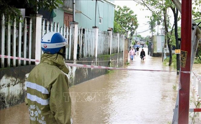 En raison des fortes pluies qui se sont abattues dans la nuit du 2 au 3 novembre 2025, de nombreux quartiers de la ville de Da Nang ont été fortement inondés, provoquant d'importants embouteillages et rendant les déplacements difficiles. Photo : VNA