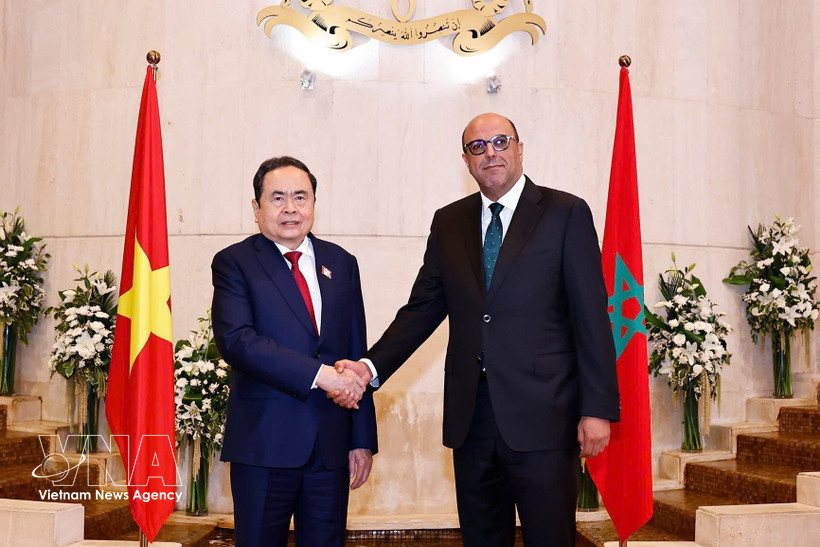 Le président de l'Assemblée nationale, Tran Thanh Man (gauche) a rencontré le président du Sénat marocain, Mohamed Ould Errachid, le matin du 25 juillet 2025. Photo : VNA