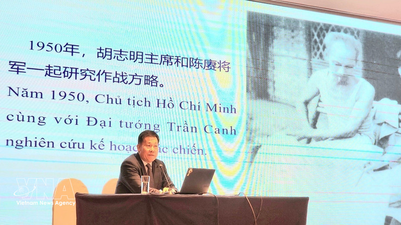 Lors du séminaire « Ho Chi Minh en Chine », les étudiants ont écouté la présentation par le professeur Hu Xianzhong, de l'École centrale de la Ligue chinoise, de ses recherches sur le parcours révolutionnaire du Président Ho Chi Minh, depuis sa quête du salut national jusqu’à ses activités en Chine. Photo : VNA