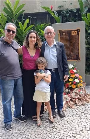 Pedro Oliveira, secrétaire général de l'Association d'amitié Brésil-Vietnam, avec sa fille et sa petite-fille au mémorial Hô Chi Minh à Rio de Janeiro. Photo : Association d'amitié Brésil-Vietnam. Photo : VNA 