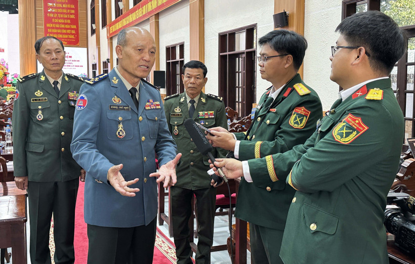 Le général Sao Sokha, commandant de la Gendarmerie royale et commandant en chef adjoint des Forces armées royales cambodgiennes (FARC), répond aux questions des médias vietnamiens. Photo : VNA