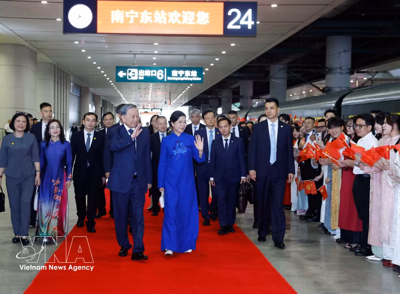 Le secrétaire général du Comité central du Parti communiste vietnamien (PCV) et président de la République, To Lam, et son épouse, accompagnés d'une délégation vietnamienne de haut niveau, quittent Nanning le 17 avril, concluant ainsi avec succès leur visite d'État en Chine du 14 au 17 avril. Photo : VNA