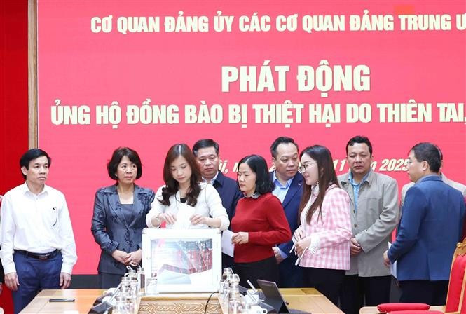 Plus de 2 088 mds de dôngs mobilisés pour les sinistrés des inondations via le Comité central de mobilisation de secours. Photo :VNA