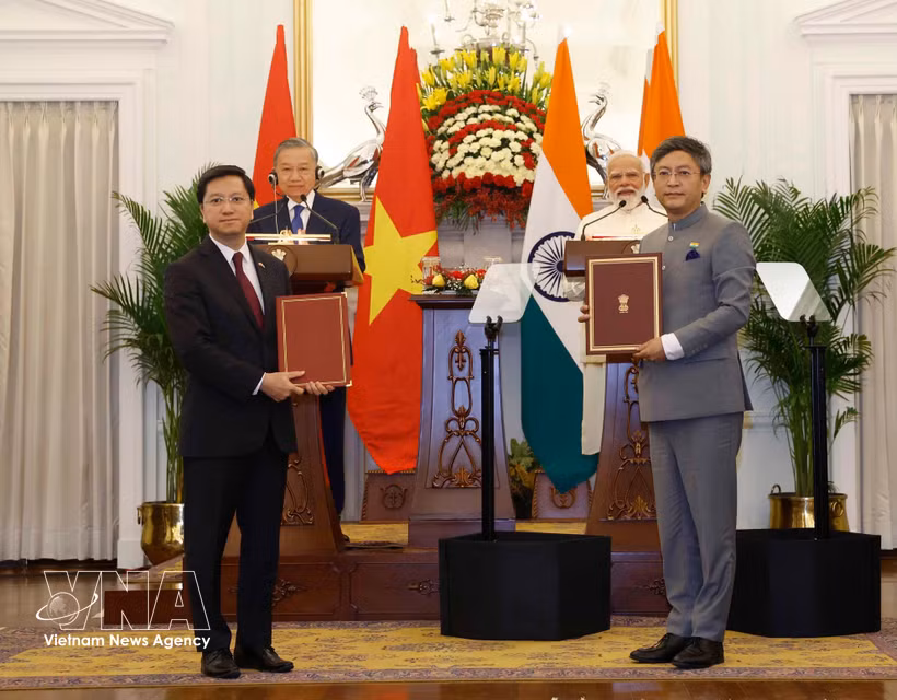 Les hauts dirigeants vietnamien et indien assistent à la remise des documents de coopération bilatérale. Photo : VNA