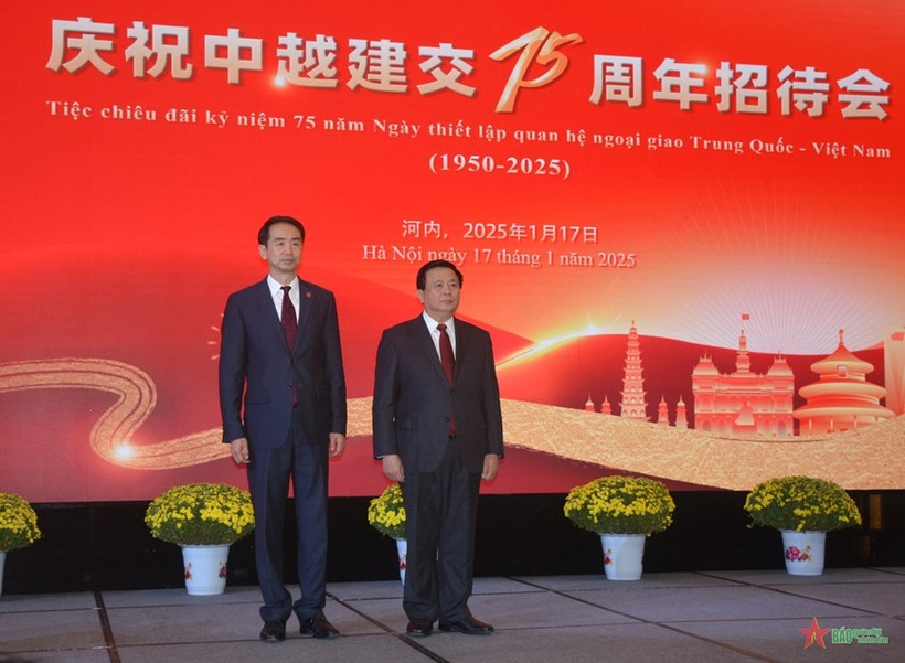 Nguyen Xuan Thang, membre du Bureau politique, président du Conseil théorique central et directeur de l'Académie nationale de politique Ho Chi Minh (droite) et l’ambassadeur chinois He Wei à la réception. Photo : qdnd.vn