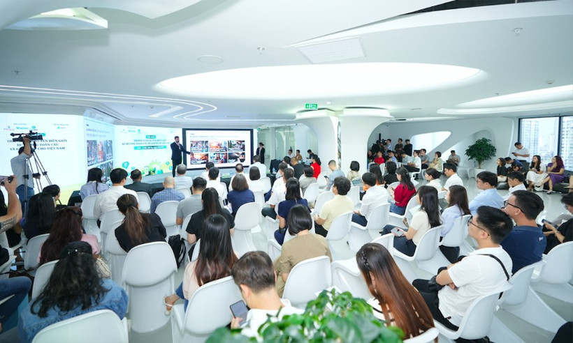 Lors du séminaire « Paiements transfrontaliers : tendances mondiales et solutions pour le Vietnam », organisé le 30 septembre à Hanoï, organisé par l'Association vietnamienne de la blockchain et des actifs numériques (VBA). Photo : VnEconomy