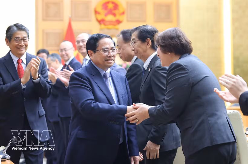 Le Premier ministre et des représentants d'entreprises japonaises. Photo : VNA