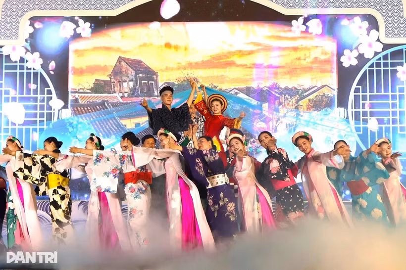 La 22e édition du Festival d’échange culturel Hoi An - Japon a débuté dans la soirée du 22 mai, sur la place maritime de Tam Thanh, située dans le quartier de Quang Phu, à Da Nang. Photo : dantri.com.vn