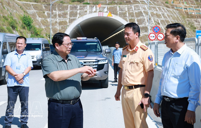 Le Premier ministre Pham Minh Chinh inspecte le tronçon Quang Ngai - Hoai Nhon du projet d'autoroute. Photo : VNA 