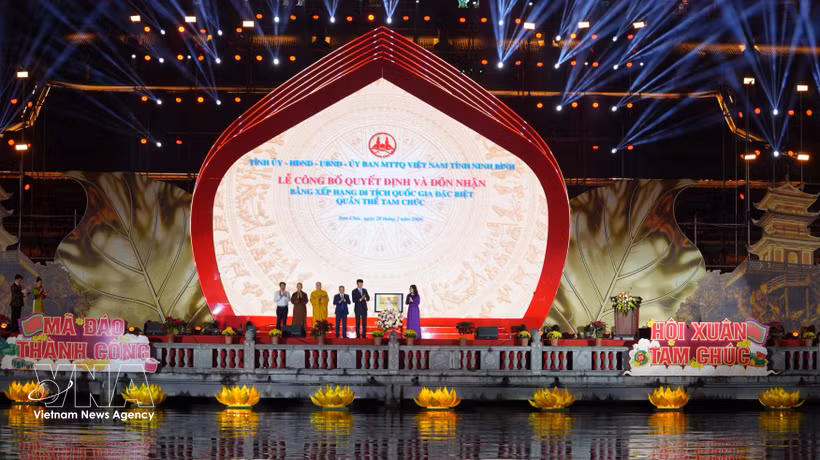 Le Comité provincial du Parti, le Conseil populaire, le Comité populaire et le Comité du Front de la Patrie de Ninh Binh viennent d'organiser la cérémonie solennelle de réception du certificat classant le complexe paysager et archéologique de Tam Chuc en Vestige national spécial. Photo : VNA