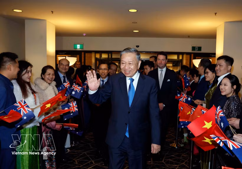 Des membres du personnel de l'ambassade et de la communauté vietnamienne en Australie ont accueilli le secrétaire général et président To Lam. Photo : VNA