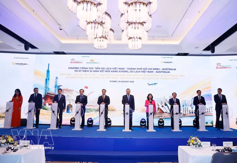 Le secrétaire général et président To Lam et des délégués ont participé à la cérémonie commémorant les 35 ans de liaisons aériennes et touristiques entre le Vietnam et l'Australie. Photo : VNA