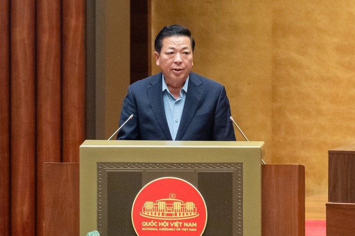 Le ministre de la Construction, Trân Hông Minh s'exprime à la session. Photo : tuoitre.vn