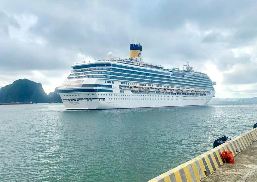 Le paquebot Costa Serena (Italie) visite la baie d'Ha Long (Quang Ninh). Photo : VNA