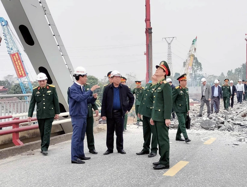 Le ministre des Transports Tran Hong Minh (blouson noir) à la cérémonie de mise en chantier du nouveau pont de Phong Chau à Phu Tho. Photo : VNA