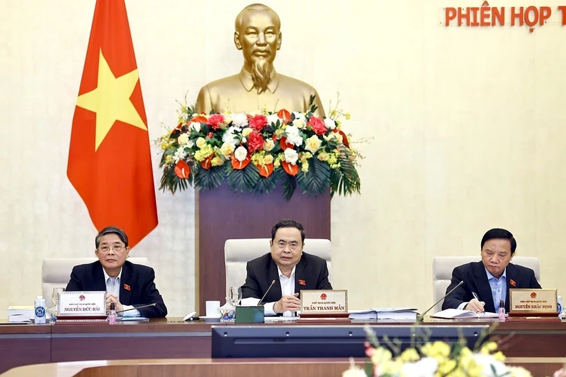 La 42ᵉ réunion du Comité permanent de l’Assemblée nationale (AN) a débuté le 5 février à Hanoï sous l’égide du président de l’AN Tran Thanh Man (Centre). Photo : VNA