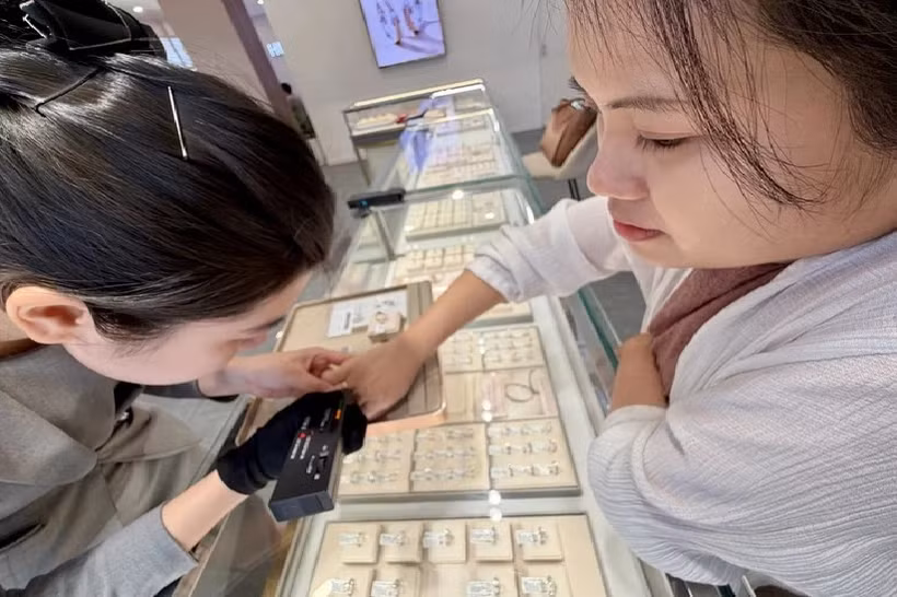 Le Vietnam a importé pour une valeur totale de 121,54 millions de dollars de diamants au premier semestre 2026, soit l’équivalent d’environ 3 160 milliards de dôngs. Photo : tuoitre.vn