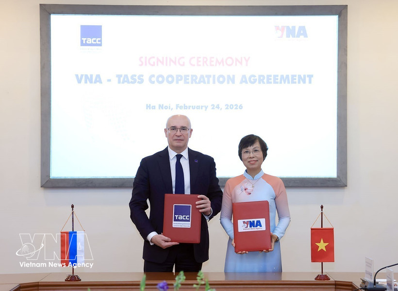 Vu Viet Trang et Andrey Kondrashov ont signé un accord de coopération professionnelle, marquant une nouvelle étape dans le développement des relations entre les deux agences de presse. Photo ; VNA