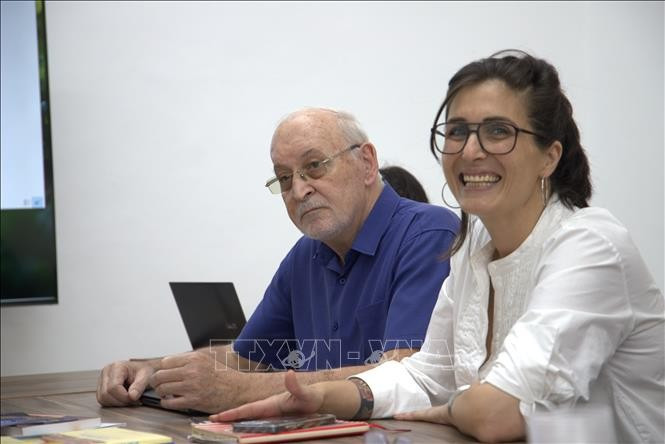 Reem Hazan (à droite), membre du Bureau Politique et responsable internationale du Parti communiste israélien. Photo : VNA
