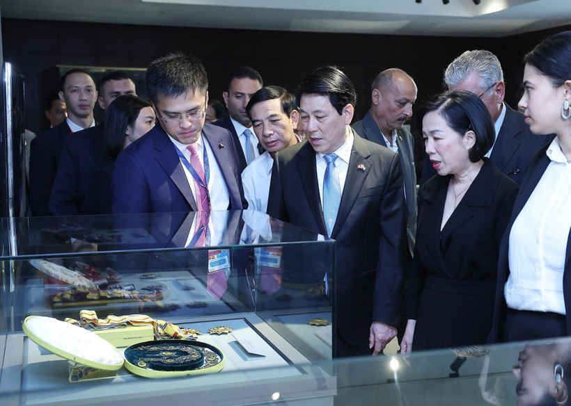Le président vietnamien Luong Cuong, accompagné de son épouse et d’une délégation de haut niveau, se rend au musée Gamal Abdel Nasser, au Caire, dans l’après-midi du 5 août. Photo : VNA