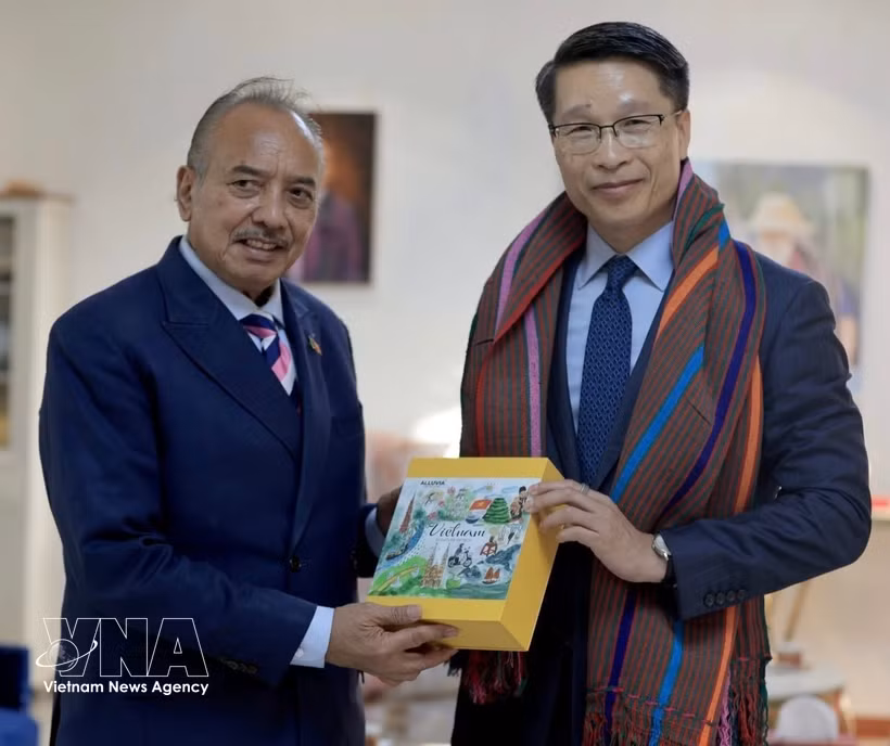 Le chargé d'affaires vietnamien au Timor-Leste, Pham Binh Dam, et le vice-Premier ministre et ministre coordonnateur des Affaires économiques, également ministre du Tourisme et de l'Environnement du Timor-Leste, Francisco Kalbuadi Lay. Photo : VNA