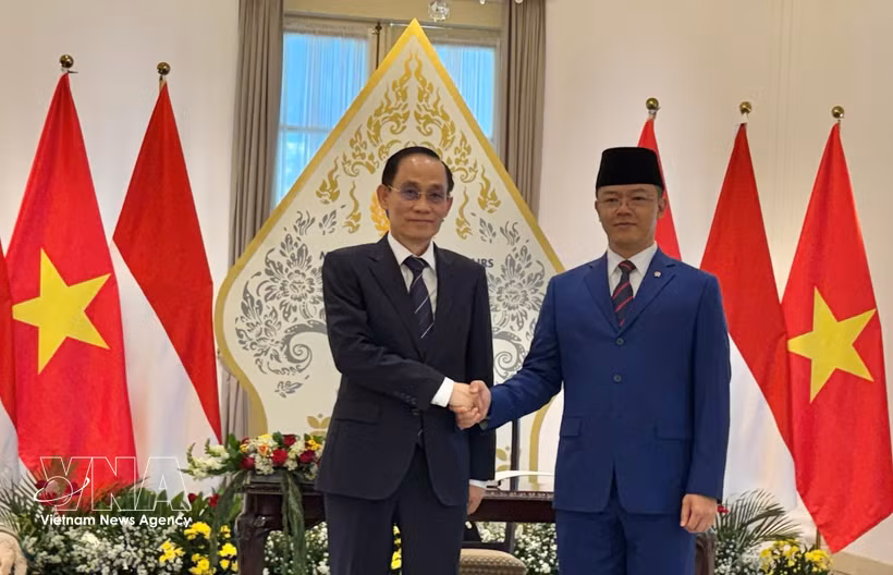 Le ministre vietnamien des Affaires étrangères, Le Hoai Trung (à gauche), et son homologue indonésien, Sugiono. Photo : VNA