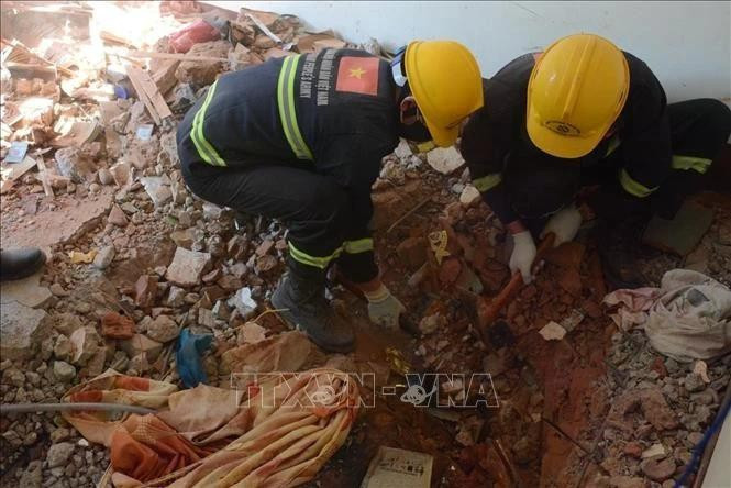 Une équipe de secours vietnamienne récupère une autre victime du tremblement de terre au Myanmar (Photo : VNA)