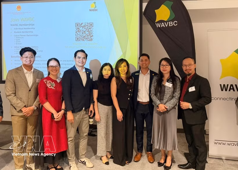 La consule générale Nguyen Thanh Ha (deuxième à droite) avec des représentants d'entreprises participant au forum. Photo : VNA.