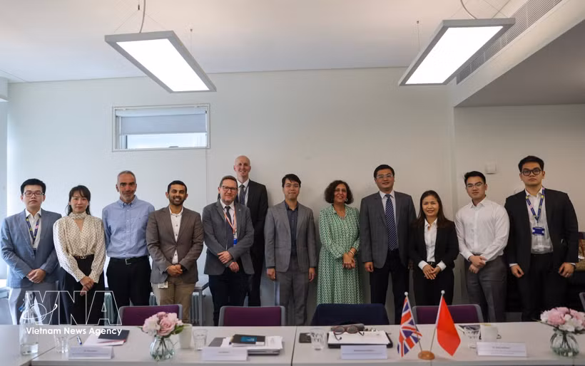 Le service de l’Éducation de l’ambassade du Vietnam et des représentants du ministère de l’Éducation et de la Formation en visite de travail à la Queen Mary University of London. Photo : VNA