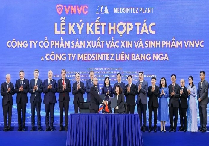 Lors de la cérémonie de signature. Photo : https://vnexpress.net/