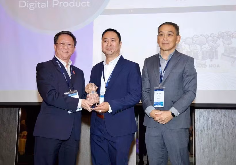 Le journaliste Tran Ngoc Long (au milieu), représentant le journal électronique VietnamPlus, a reçu le prix en Malaisie. (Photo : PV/Vietnam+)