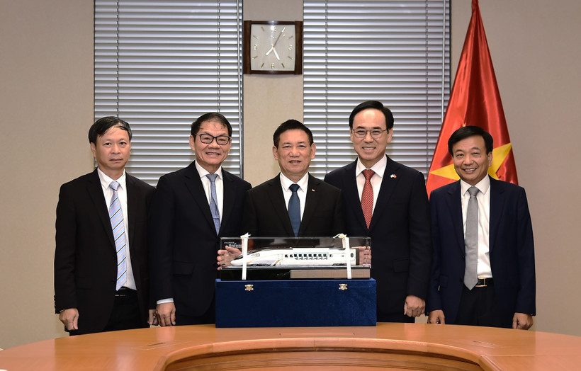 Le vice-Premier ministre Ho Duc Phoc apprécie l'idée de Hyundai Rotem de coopération et de transfert de technologie aux entreprises vietnamiennes dans le processus d'industrialisation ferroviaire. Photo : VGP