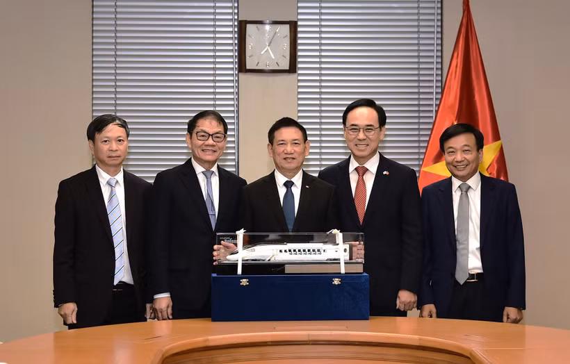 Le vice-Premier ministre Ho Duc Phoc apprécie l'idée de Hyundai Rotem de coopération et de transfert de technologie aux entreprises vietnamiennes dans le processus d'industrialisation ferroviaire. Photo : VGP