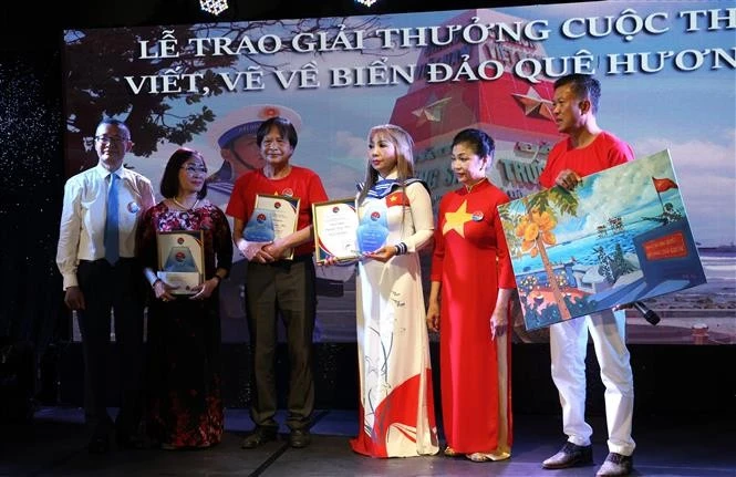 L’ambassadeur du Vietnam en Allemagne, Vu Quang Minh, et des lauréats du premier prix. Photo : VNA