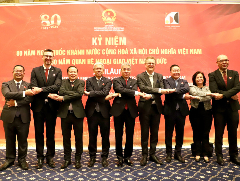L'ambassadeur Nguyen Dac Thanh (au milieu) prend une photo souvenir avec les ambassadeurs invités à l'occasion du 80e anniversaire de la Fête nationale du Vietnam. Photo : VNA