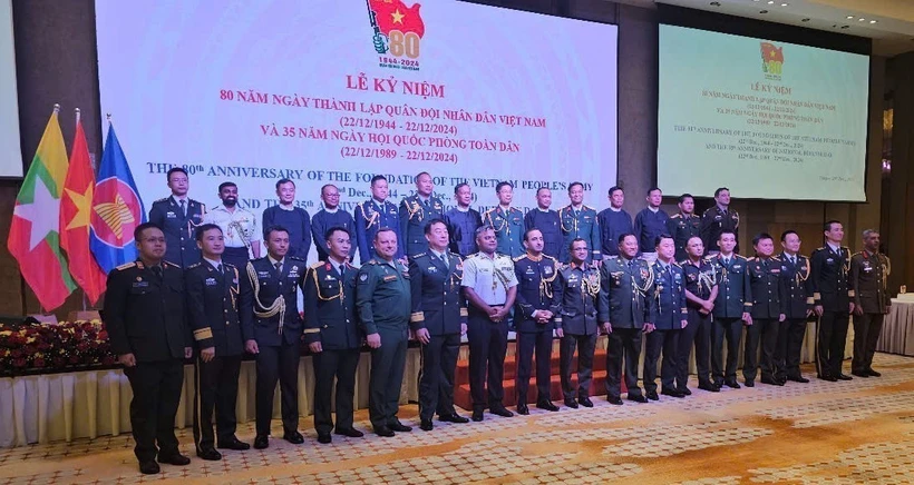 L’ambassade et le bureau des attachés de défense du Vietnam au Myanmar ont organisé le 19 décembre une cérémonie marquant le 80e anniversaire de la fondation de l'Armée populaire du Vietnam (APV). Photo : VNA