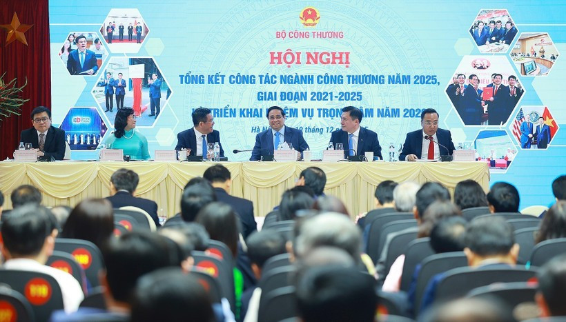 Le Premier ministre Pham Minh Chinh à la conférence -bilan des activités du ministère de l'Industrie et du Commerce en 2025 et du déploiement des principales tâches pour 2026. (Photo : VNA)
