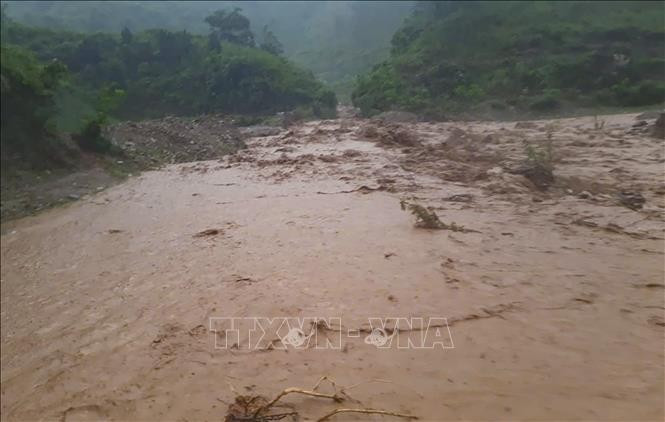 De fortes pluies survenues dans la nuit du 31 juillet au 1ᵉʳ août ont provoqué des inondations soudaines et des glissements de terrain dans plusieurs communes de la province montagneuse de Diên Biên. Photo : VNA