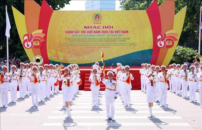 Lors de la cérémonie d'ouverture du Gala mondial de la musique de la police 2025 à Hanoï. Photo : VNA