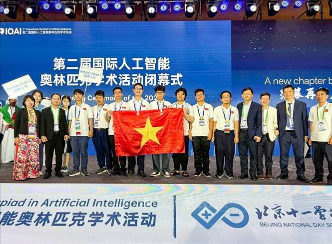 L'équipe nationale du Vietnam obtiennent des résultats remarquables, tant en épreuves individuelles qu'en épreuves par équipe, lors de l'IOAI 2025, organisée à Pékin, en Chine. Photo : VNA