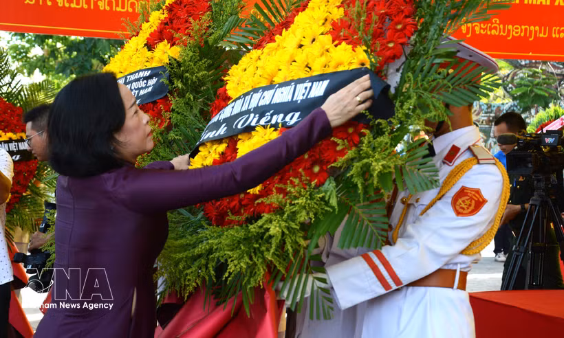 La vice-présidente de l’AN Nguyên Thi Thanh à la cérémonie d’inhumation des restes de martyrs à Huê. Photo : VNA