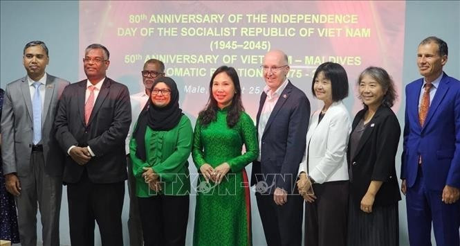 L'ambassadrice Trinh Thi Tam et ses invités lors de la cérémonie célébrant le 80e anniversaire de la Fête nationale du Vietnam et le 50e anniversaire de l'établissement des relations diplomatiques entre le Vietnam et les Maldives. Photo : VNA