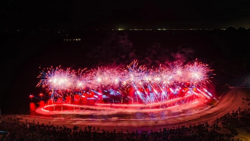 Le premier spectacle au Vietnam à deux records mondiaux reconnus par le Livre Guinness des records. Photo : Sun Group