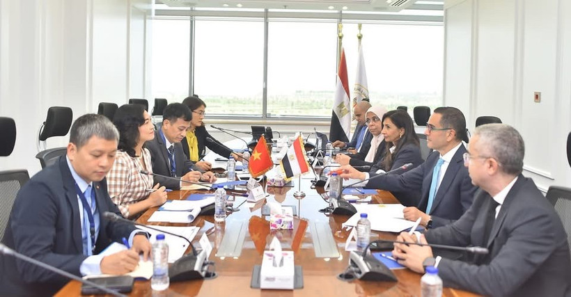 Lors de la séance de travail entre la vice-ministre vietnamienne de l’Industrie et du Commerce, Phan Thi Thang et le ministre et deux vice-ministres égyptiens de l’Investissement et du Commerce extérieur. Photo : moit.gov.vn