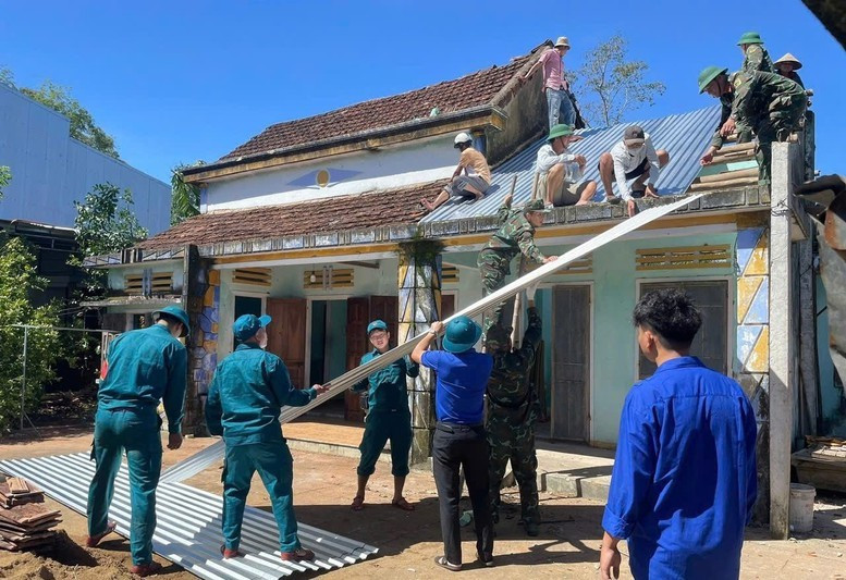  La force de choc de la commune de Tay Ho (Da Nang) aide les gens à réparer les maisons dont les toits sont endommagés. baochinhphu.vn