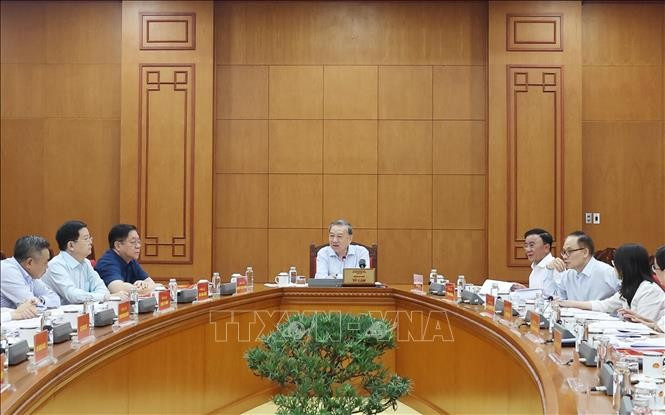 Le secrétaire général du Parti communiste du Vietnam (PCV), Tô Lâm travaille le 19 août, à Hanoï, avec le Comité central de pilotage des célébrations des grandes fêtes nationales et des événements historiques importants pour 2023-2025. Photo : VNA