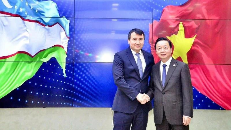 Le vice-Premier ministre vietnamien Tran Hong Ha (droite) et son homologue ouzbek, Jamshid Khodjaev. Photo : VNA