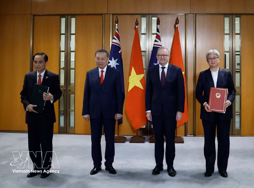 Le secrétaire général du Parti et président de la République To Lam (2e de gauche à droite) et le Premier ministre australien Anthony Albanese assistent à l'échange de documents de coopération entre les deux pays. Photo : VNA.
